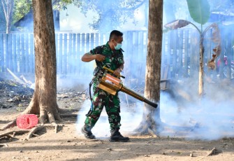 Fogging di lingkungan perumahan dinas Kodim 0802/Ponorogo 