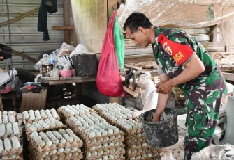 Serma Nurjadin dengan hasil bebek petelurnya, Selasa (2/7)