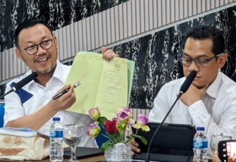 Kepala BPN Kota Depok Indra Gunawan didampingi Kepala Survei dan Pemetaan Yoga Munawar, dalam rapat koordinasi