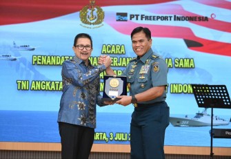 Kasal Laksamana TNI Muhammad Ali saat menerima cenderamata 
