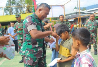 Danrem 023/KS Kolonel Inf Lukman Hakim saat memberikan santunan