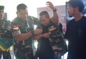 Danrem 121/Abw Brigjen TNI Luqman Arief menyematkan rompi Radar Embrio Anti Narkoba 