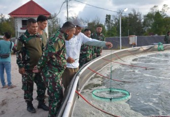 Danrem 023/KS Kolonel Inf Lukman Hakim saat menerima pemaparan ketahanan pangan