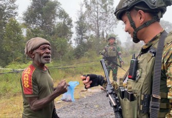Senyum ceria warga berkomunikasi dengan satgas Yonif 509 Kostrad