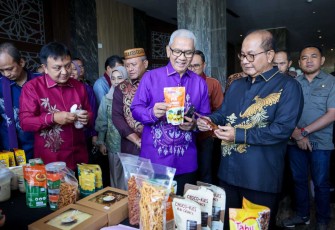 SeskemenkopUKM Arif Rahman Hakim saat meninjau produk UMKM di Gorontalo 