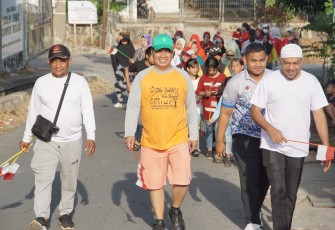 Risdianto Haleng (Kaos Kuning) Sedang Olah Raga Bersama Warga Kotabaru