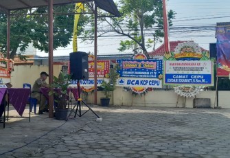 Pemenang lomba drill senam borgol tongkat Polri dan bela diri  berfose bersama Forkopimcam Cepu