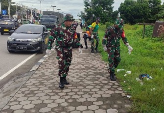 Babinsa Timika Bersama Warga Kerja Bakti Bersihkan Sampah 