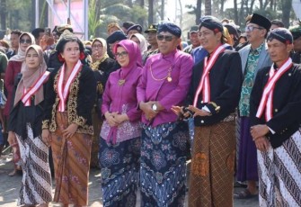 Bupati Blitar Rini Syarifah Ikuti Upacara Adat Larung Sesaji Sambut Bulan Sura atau Bulan Muharam tahun 2024