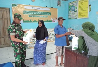 Babinsa dan Bhabinkamtibmas Awasi Penyaluran Bantuan Pangan di Desa Klumpit 