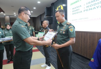Letkol Kav Aidil Hari M Han Raih Penghargaan Sebagai Pembina Wartawan Terbaik dari Kepala Staf Angkatan Darat 