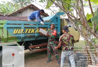 Babinsa Koramil 0801/11 Donorojo Bantu Distribusikan Material Jambanisasi 