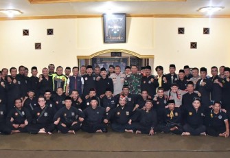Dandim 0802/Ponorogo Letkol Inf Dwi Soerjono foto bersama dengan perguruan silat 
