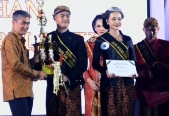 Pj Bupati Karanganyar Timotius Suryadi menyerahkan trophi kepada Raditya Rizky Fahrezi dan Felicia Yohana Kusuma sebagai Putra-Putri Lawu Duta Wisata Karanganyar 2024