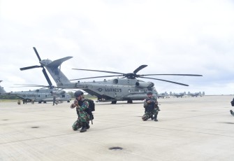 Prajurit Korps Marinir TNI AL dan US Marines Latihan Assault Support 