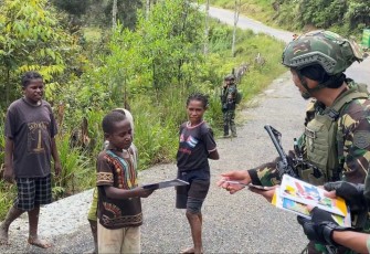 Berbagi alat tulis anak-anak di kampung Amisiga 