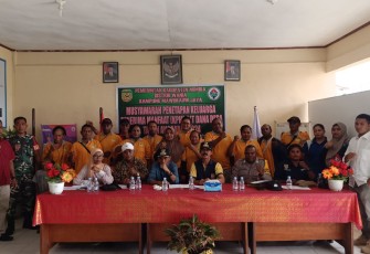 Babinsa Koramil 1710-02/Mimika Hadiri Musyawarah Desa Bahas Penetapan Calon Keluarga Penerima Manfaat BLT DD Tahun 2024 