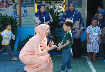 Ketua Yasarini Cabang Lanud Husein Sastranegara Ny Alfian bersama peserta didik