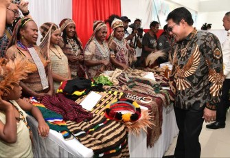 Mendes PDTT Abdul Halim Iskandar saat meninjau produk hasil program TEKAD di Wamena