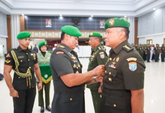 Pangdam XII/Tpr Mayjen TNI Iwan Setiawan melantik Kapendam XII/Tpr Kolonel Arm Fajar Catur Prasetyo 