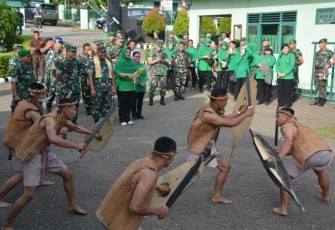 Tarian adat kepulauan Nias saat menyambut kedatangan Danrem 023/KS di Kodim 0213/Nias