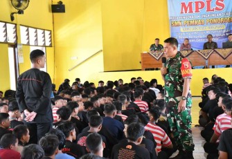 Dandim 0802/Ponorogo Letkol Inf Dwi Soerjono saat berdialog dengan siswa baru memberikan materi wasbang