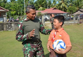 Danrem 023/KS Kolonel Inf Lukman Hakim saat memberikan support anak-anak di Pulau Nias
