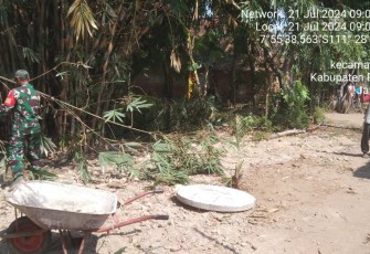 Kerja bakti bersihkan lingkungan bersama warga
