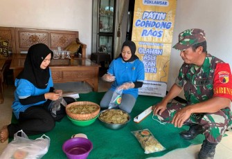 Sertu Suyanto bersama kelompok binaannya