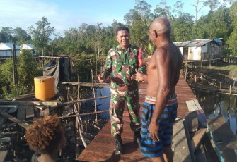 Babinsa Koramil 1710-07/Mapurajaya Gelar Komsos Bersama Warga Nelayan