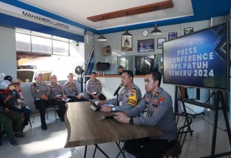 Ditlantas Polda Jatim saat konferensi pers 