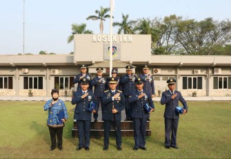 Dankosek IKN Marsma TNI Abdul Haris foto bersama prajurit berprestasi 
