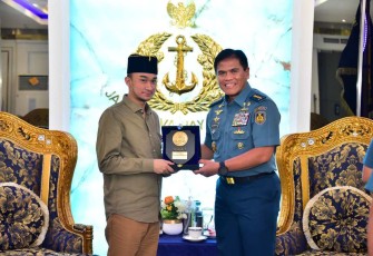 Kasal Laksamana TNI Muhammad Ali saat menerima cenderamata 