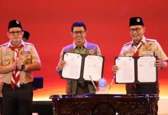 Kepala BNPB Letjen TNI Suharyanto (tengah) menyerahkan dukungan peralatan secara simbolis kepada Ketua Kwarda Gerakan Pramuka Jawa Timur Arum Sabil di Kota Surabaya, Jawa Timur, Selasa (30/7).