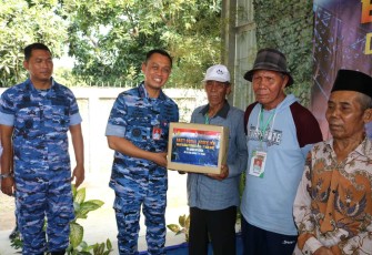 Dankosek IKN Marsma TNI Abdul Haris saat memberikan paket bantuan