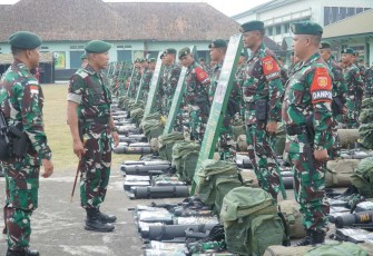 Danmenarmed 2 Kostrad Letkol Arm Siswo Budiarto inspeksi kesiapan satgas pamtas RI- Malaysia Yonarmed 11 Kostrad, Kamis (1/8)