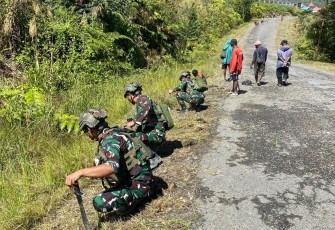 Satgas Yonif 509 Kostrad Bersama Masyarakat Kampung Mamba Intan Jaya Papua Gelar Kerja Bakti Jelang HUT ke-79 RI 