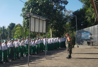 Peltu Yuli Kuswanto Bersama Anggota Koramil Ngunut Latih PBB Siswa MI Al Ifadah