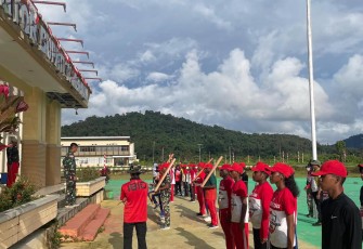 Satgas Yonif 762/VYS Melatih Paskibraka Kabupaten Tambraw