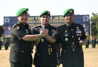 Danrem 081/DSJ Kolonel Inf Rama Pratama foto bersama usai sertijab, Selasa (6/8)