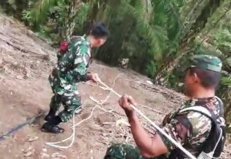 Dansatgas meninjau pengerjaan pembangunan pompa hidram