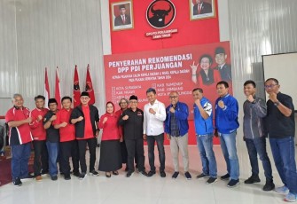 Rijanto-Beky Didampingi Para Kader Masing-masing Partai di Acara Penyerahan Surat Rekomendasi kepada Pasangan Calon yang Akan Ikut Pilkada Serentak Tahun 2024 di Jawa Timur (Foto : PAN untuk Klikwarta.com)