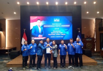 AHY Serahkan Surat Rekomendasi kepada Syauqul Muhibbin dan Elim Tyu Samba untuk Daftar Calon Walikota dan Wakil Walikota Blitar di Pilkada Kota Blitar Tahun 2024 (Foto : Partai Demokrat untuk Klikwarta.com)