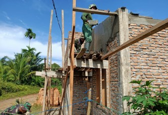 Personil Satgas TMMD sedang melakukan rehab RTLH