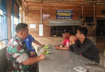 Satgas TMMD melakukan Komsos dengan Warga