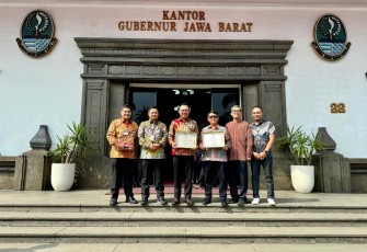 Kepala BPN Kota Depok Indra Gunawan foto bersama usai menerima penghargaan dari KPK di Bandung