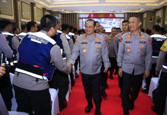 Kapolda Jatim Irjen Pol Imam Sugianto mendampingi Kaos NCS Irjen Pol Asep Edi Suheri