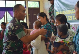 Brigjen TNI  Heri Susanto Sempatkan  Membagikan Bantuan Makanan Tambahan ke Ibu Hamil