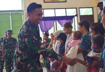 Satgas TMMD Kodim 0204/DS saat kegiatan pemberian bantuan makanan tambahan kepada Ibu dan Balita.