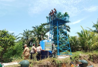 Personil Satgas bersama warga kerjakan pemasangan menara pompa hidram di Lokasi TMMD Kodim 0204/DS 